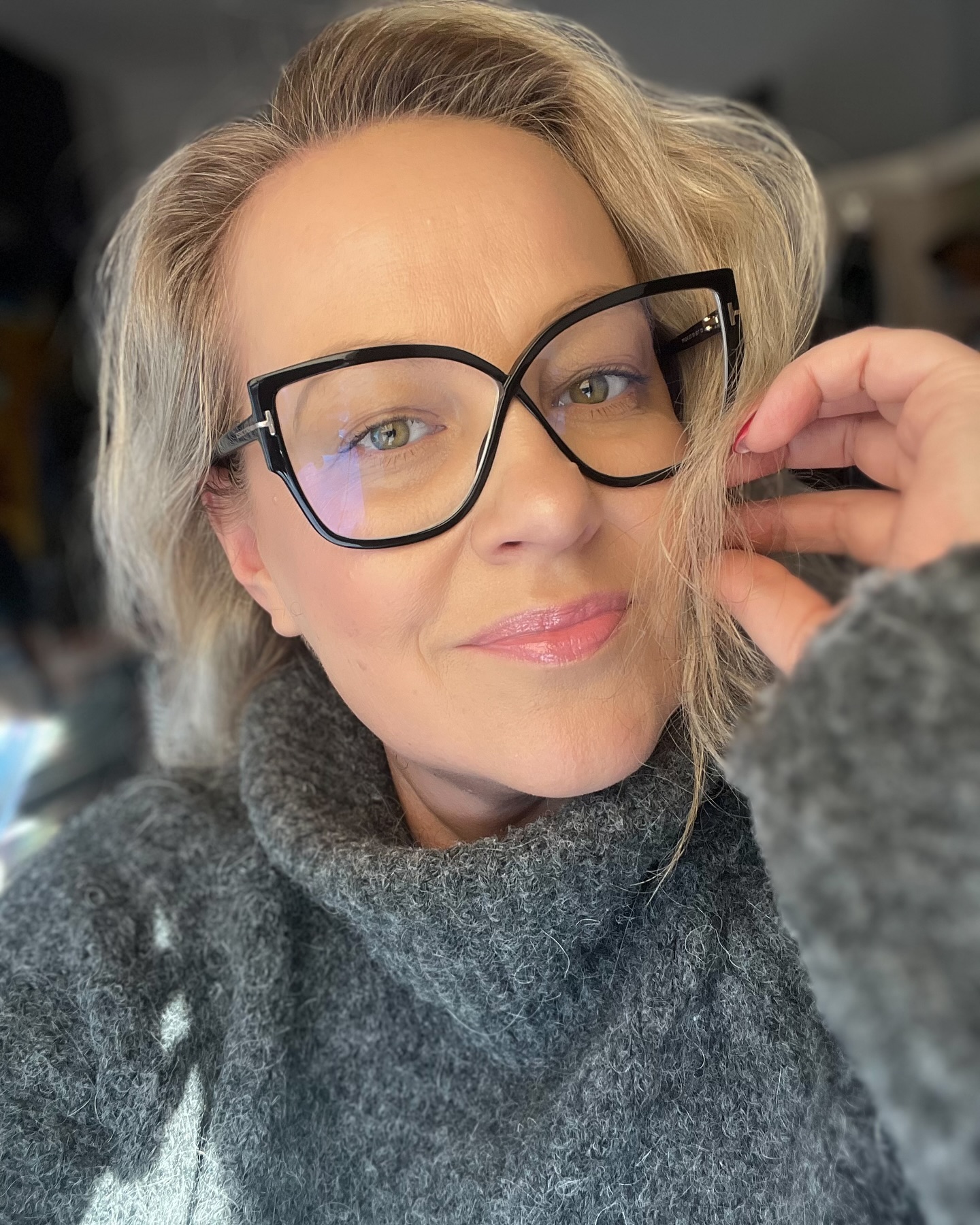 blonde-short-fine-hair-with-stylish-dark-brown-glasses