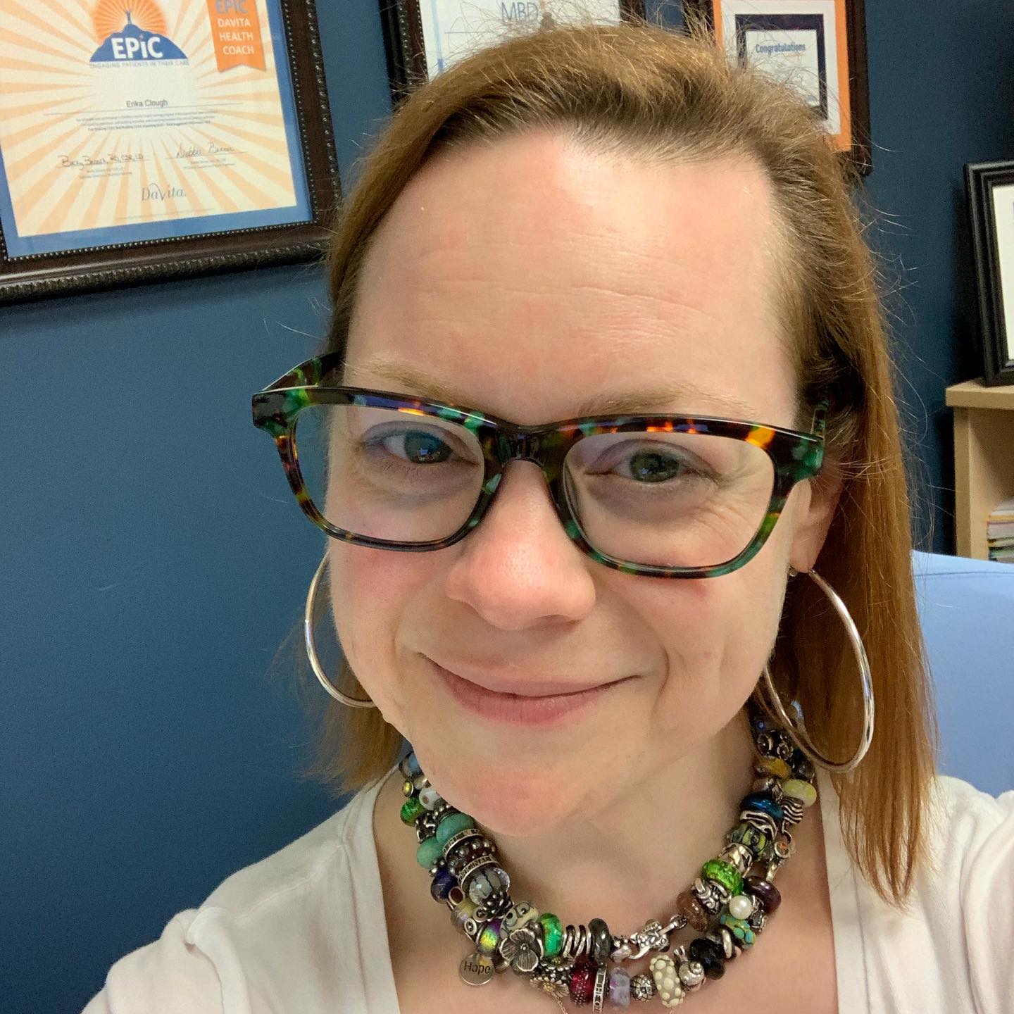 colorful-frame-glasses-with-short-fine-hair