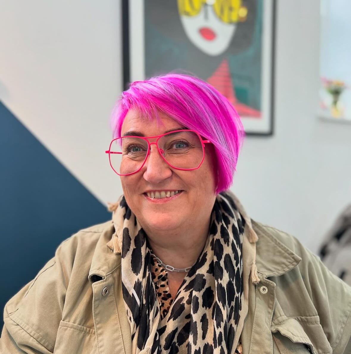 neon-pink-glasses-with-pink-short-hair