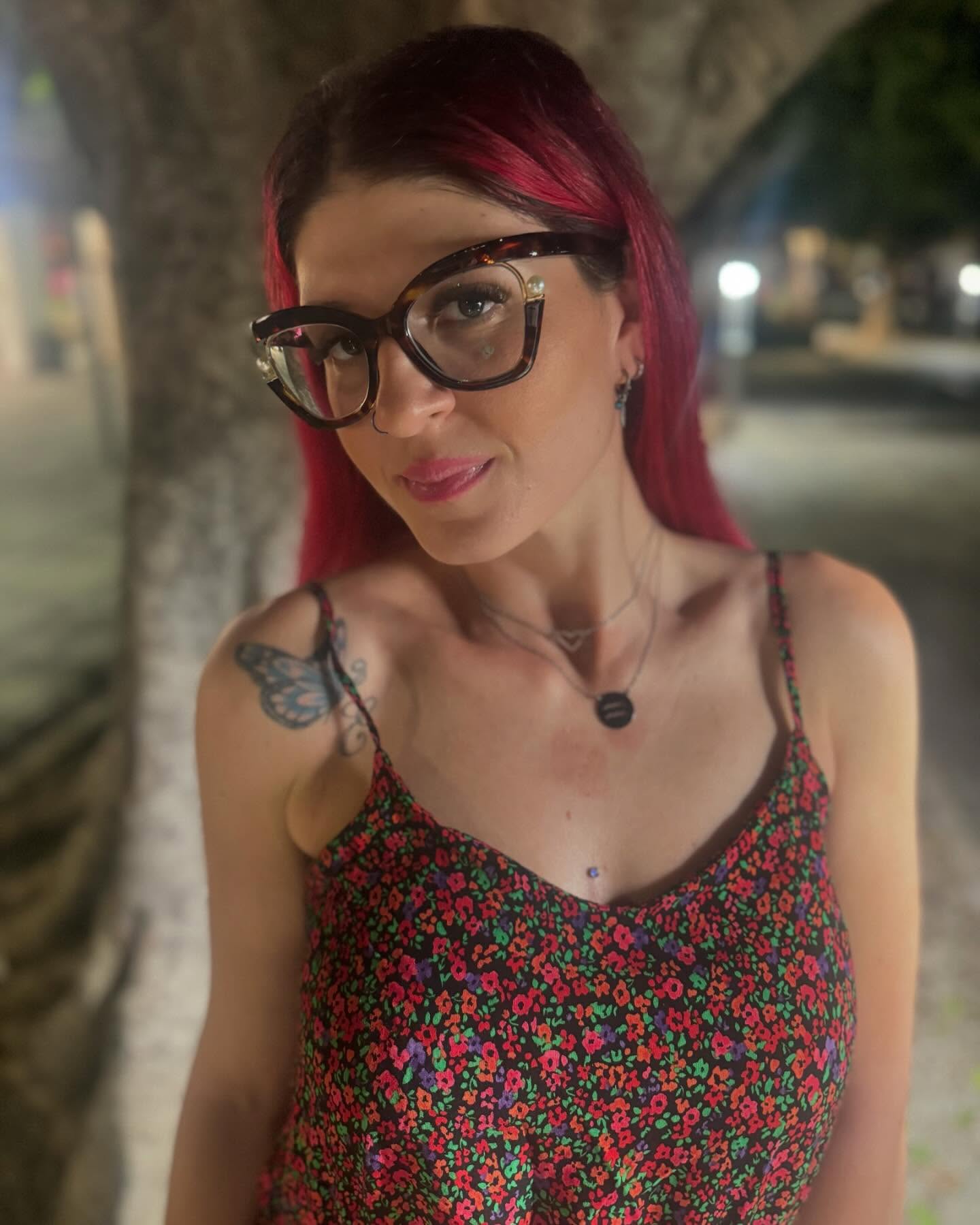 thick-glasses-with-red-hair