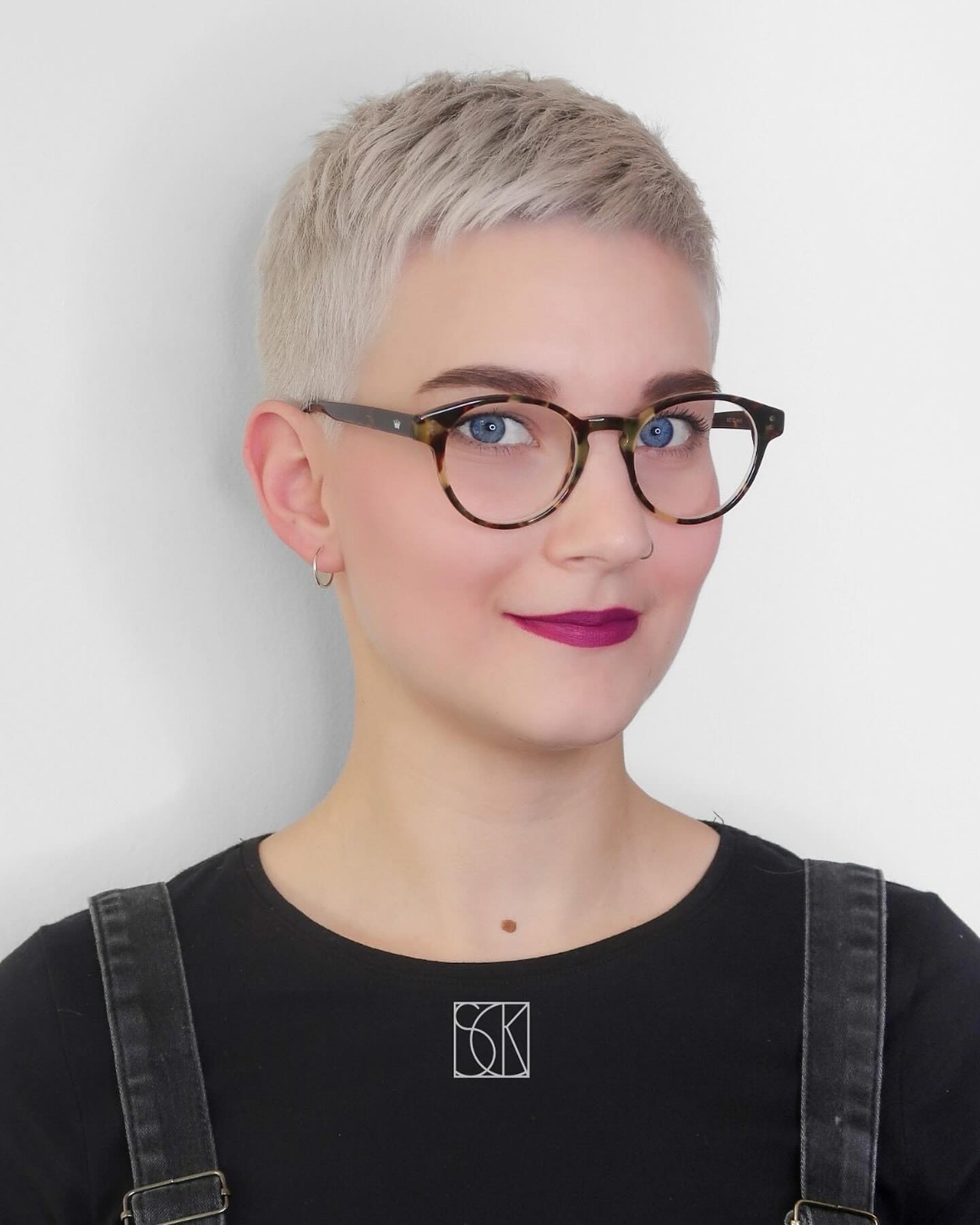 short-pixie-with-glasses