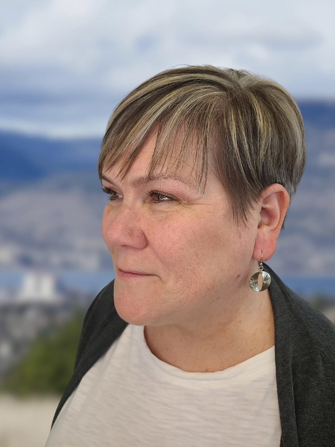short-hair-with-blonde-highlights