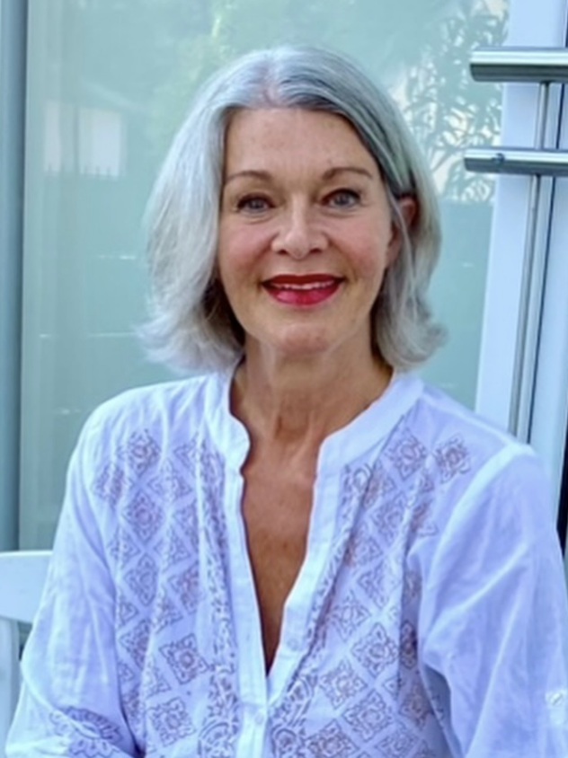 middle-parted-gray-haircut