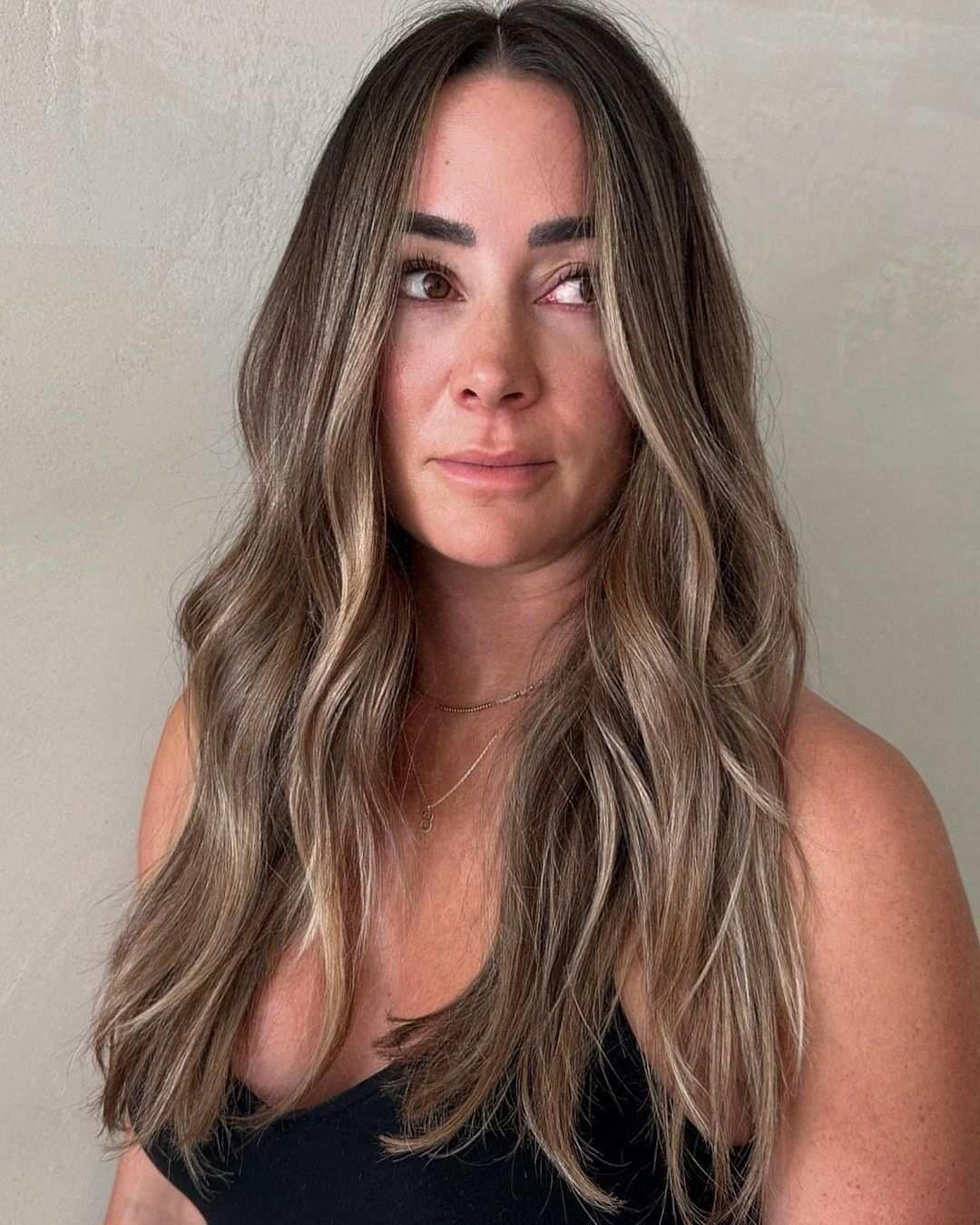 middle-parted-wavy-brown-hair-with-highlights
