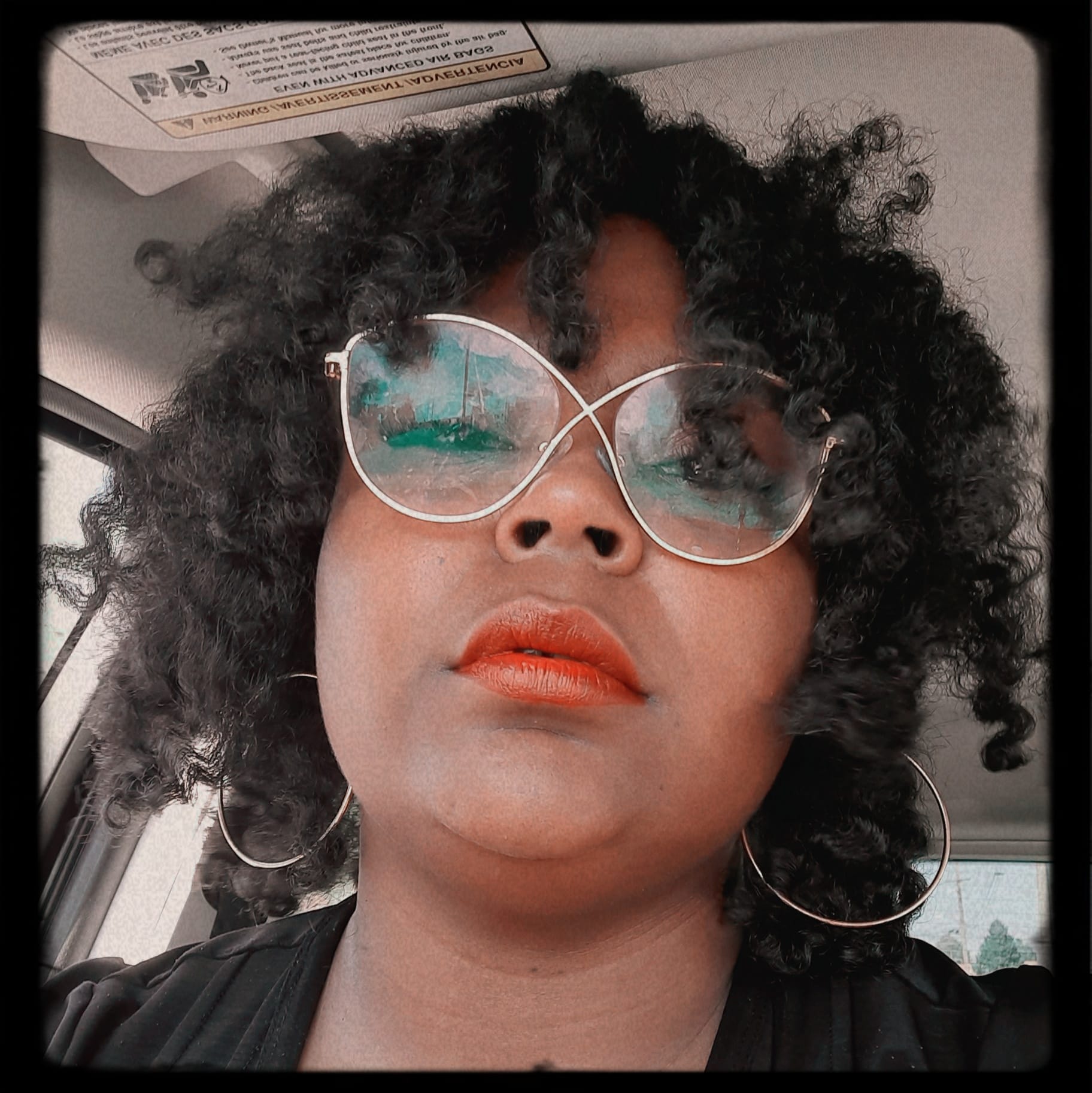 curly-short-haircut-for-chubby-face