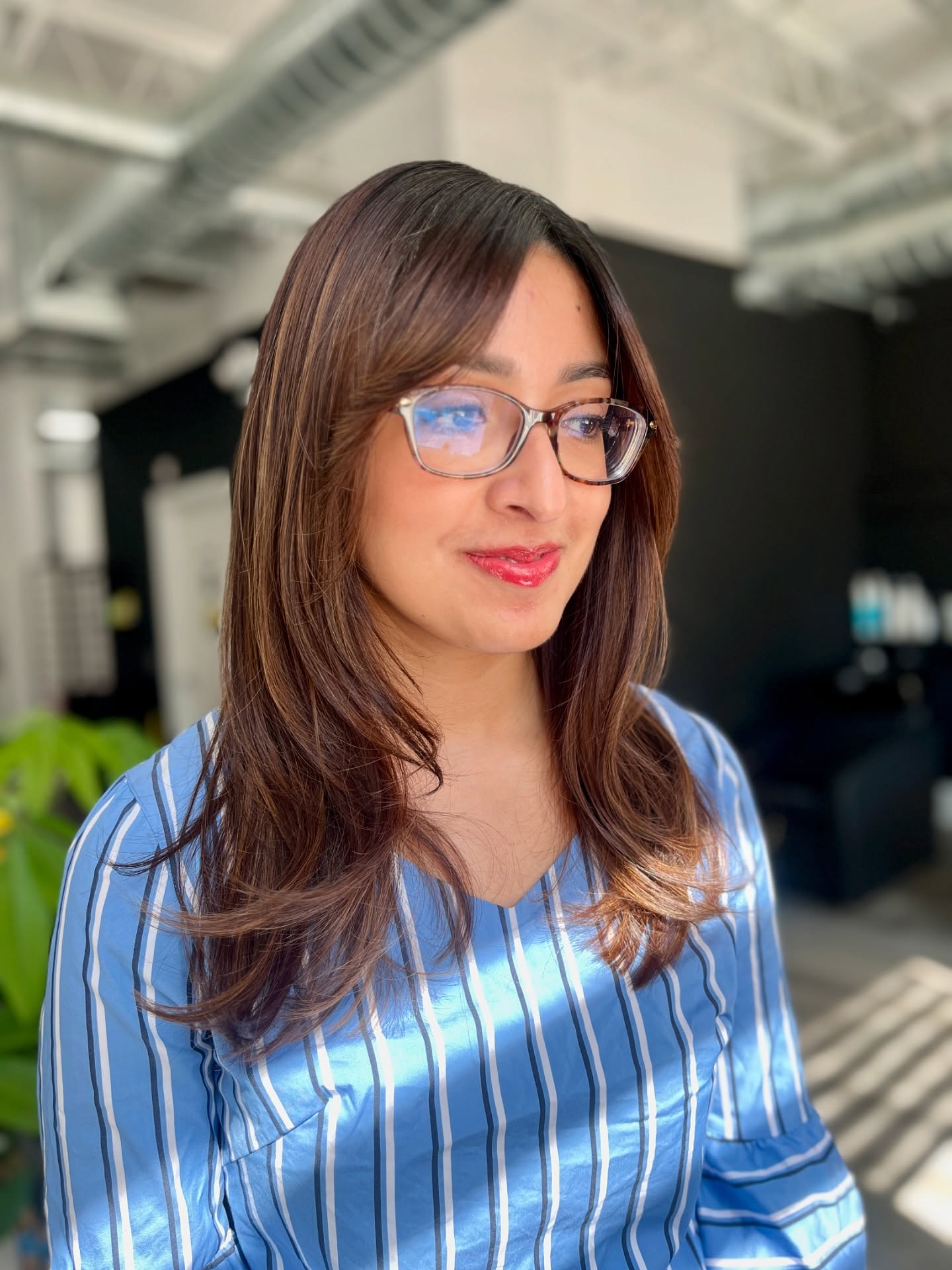 side-bangs-on-brown-hair-with-highlights