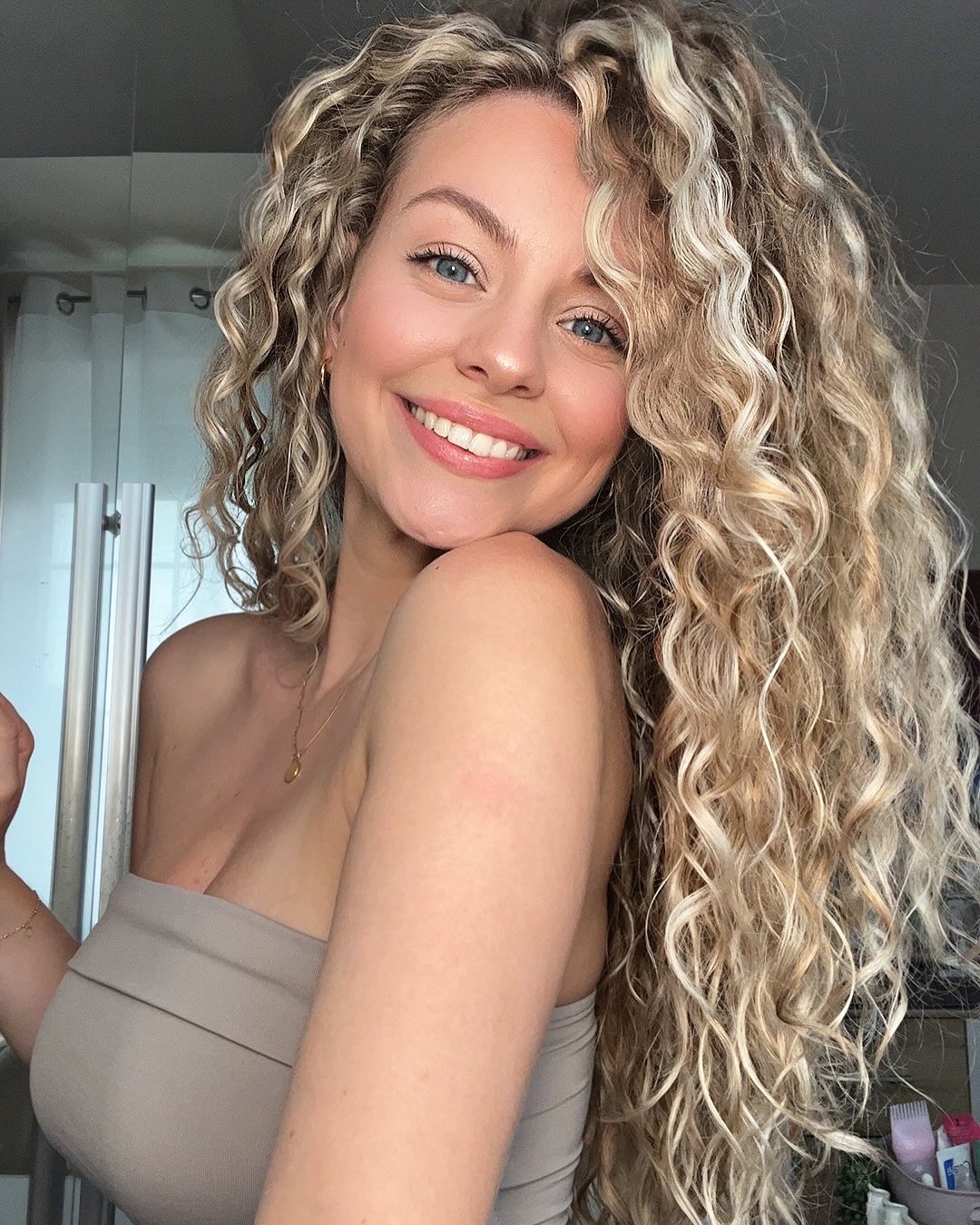 long-blonde-curly-hair