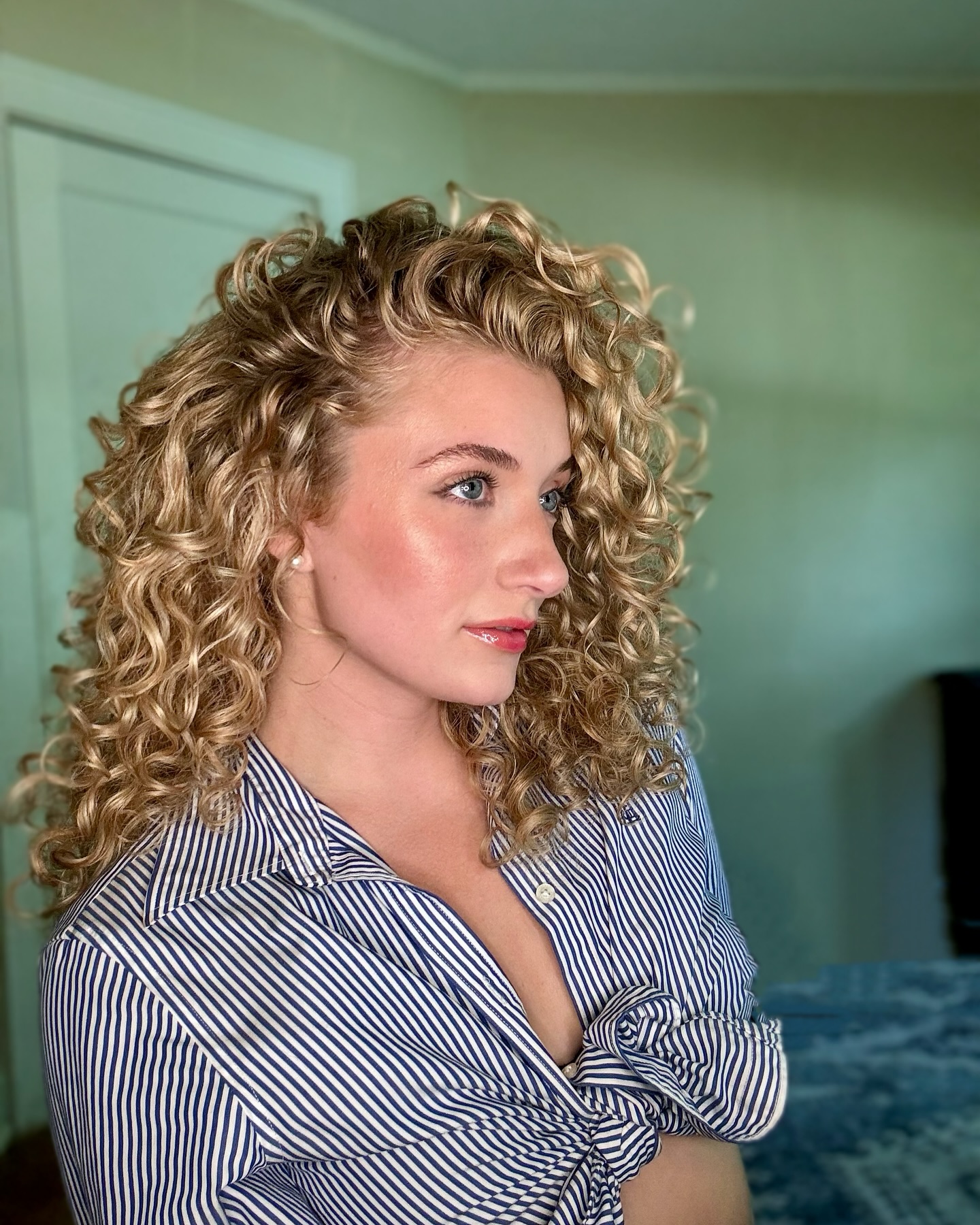 thick-blonde-curly-medium-hair