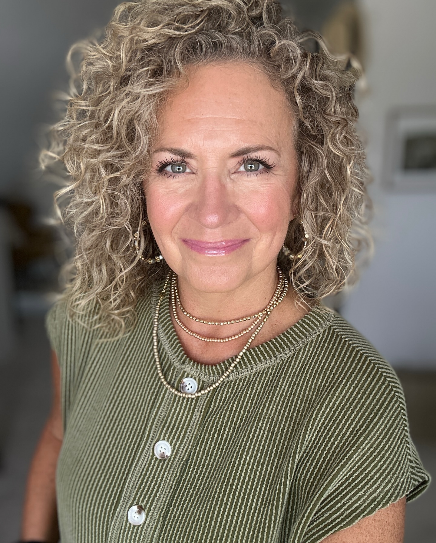 thick-side-parted-curls
