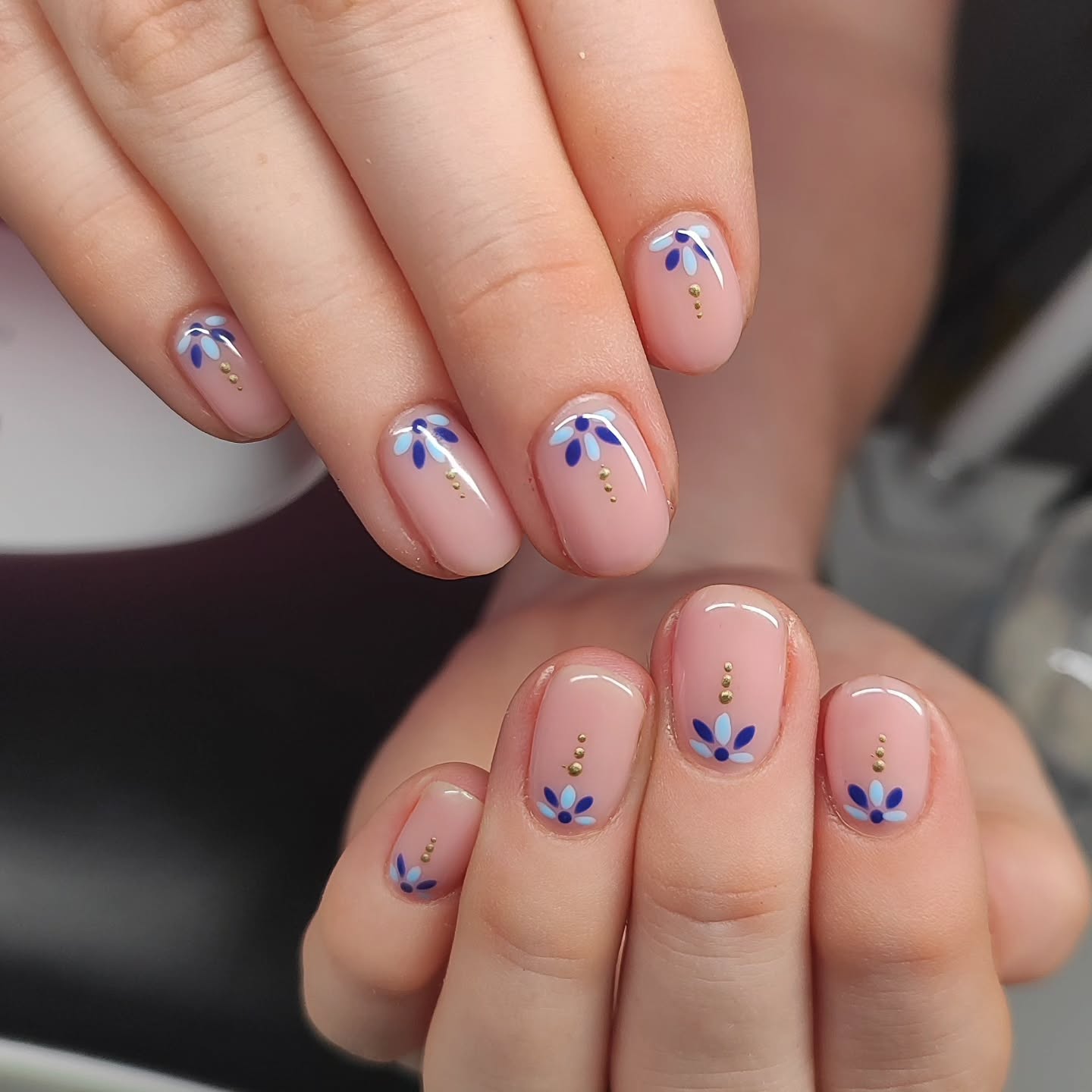 glossy-short-nails-with-flower-designs