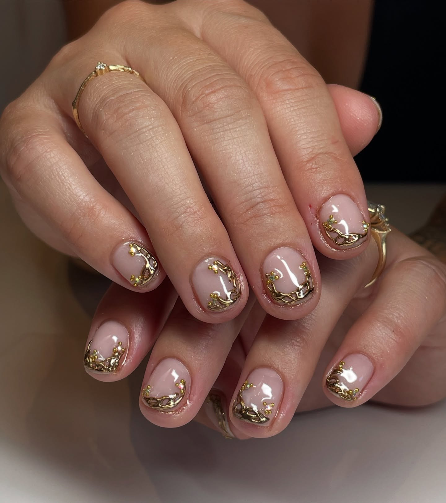molten-gold-short-nails