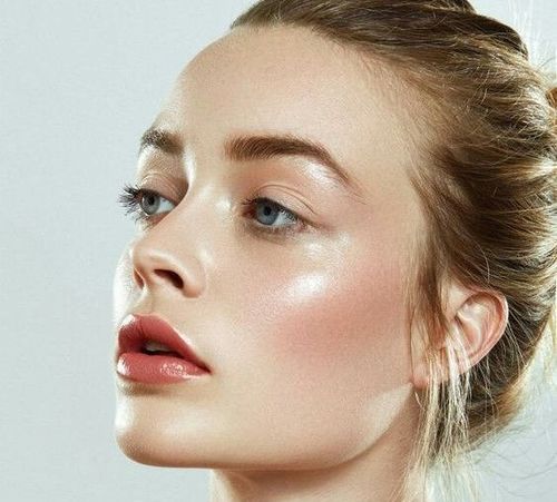 Glossy-makeup-beauty-trend-2019