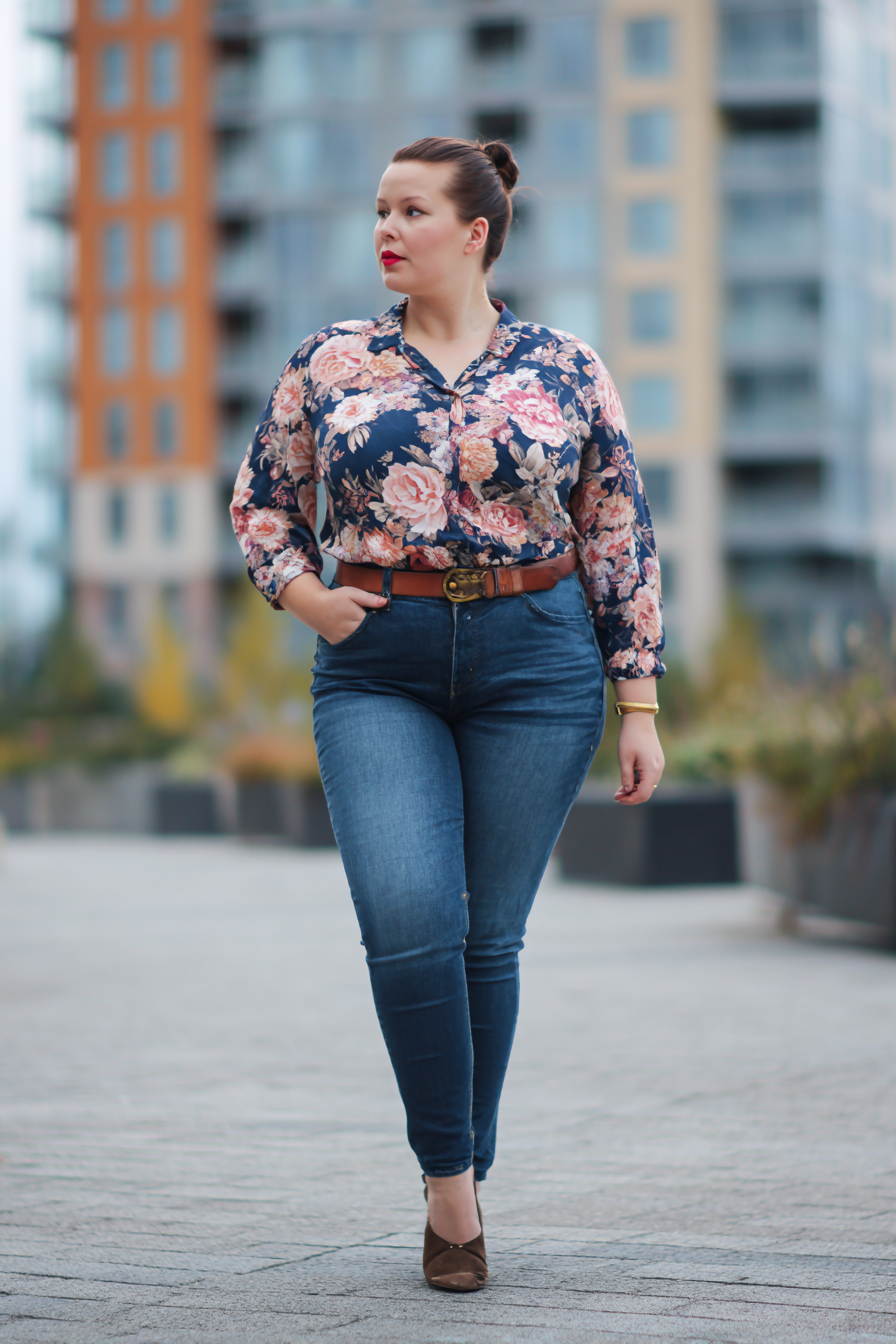 denim-jeans-with-floral-top