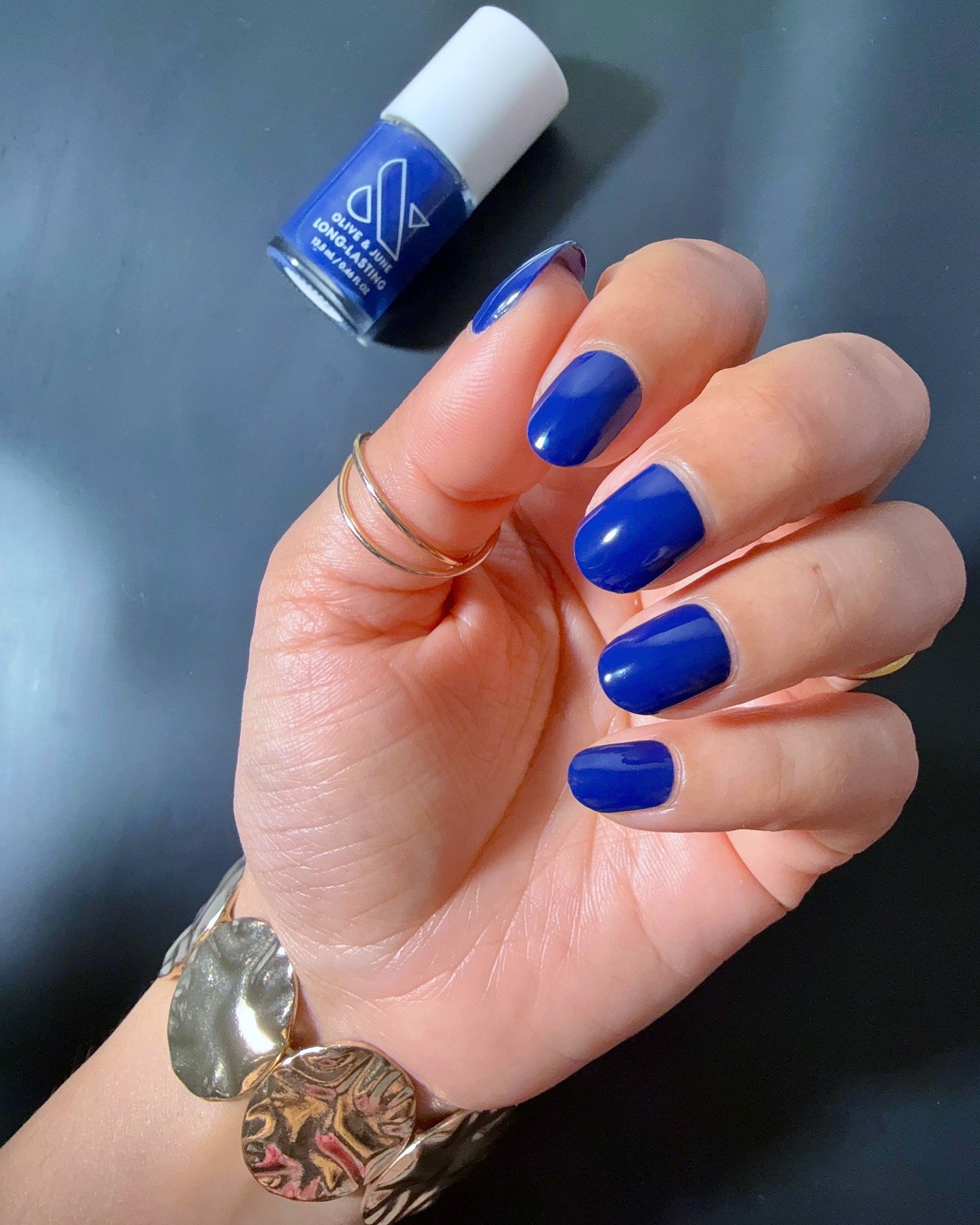round-blue-nails