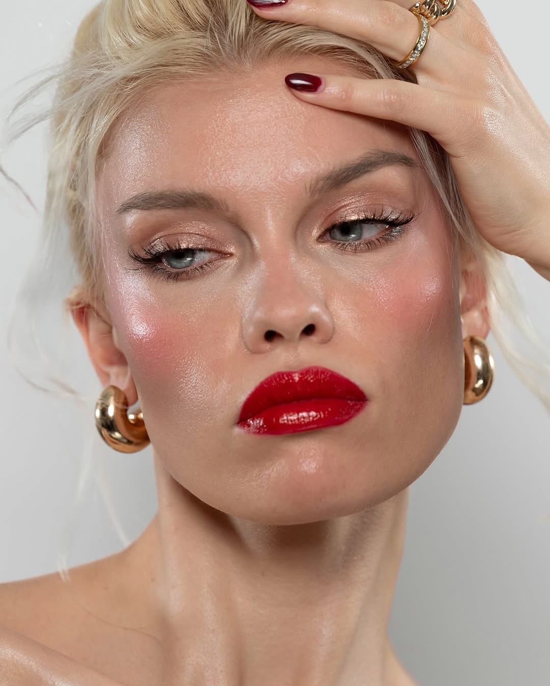 pink-makeup-with-red-lips