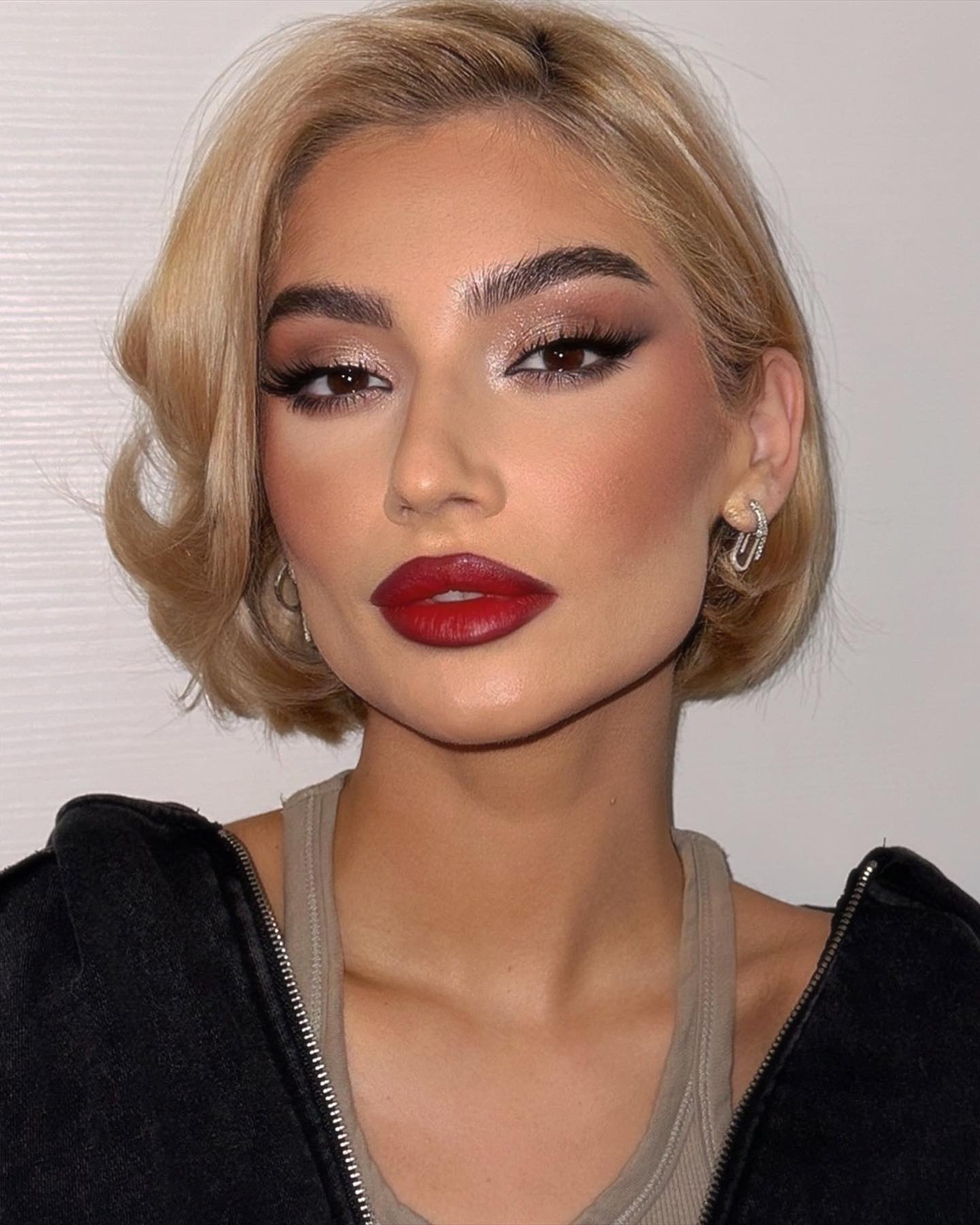 red-lips-and-blonde-hair