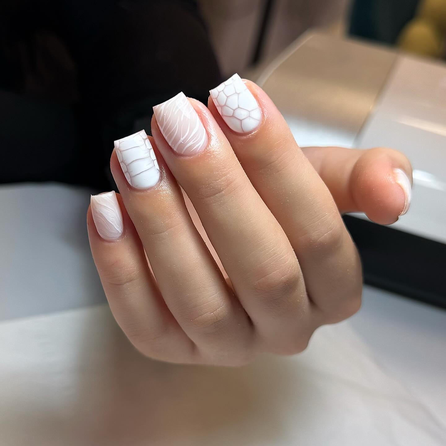 snake-gel-white-nails