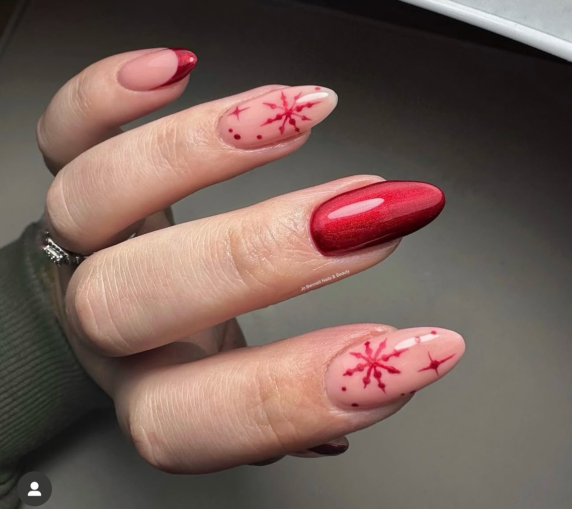 snowflake-inspired-gel-nails