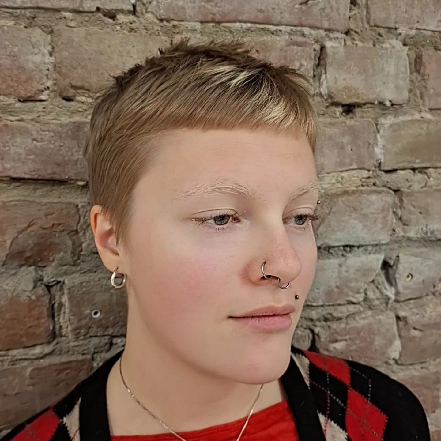 stunning-short-pixie-blonde-hair