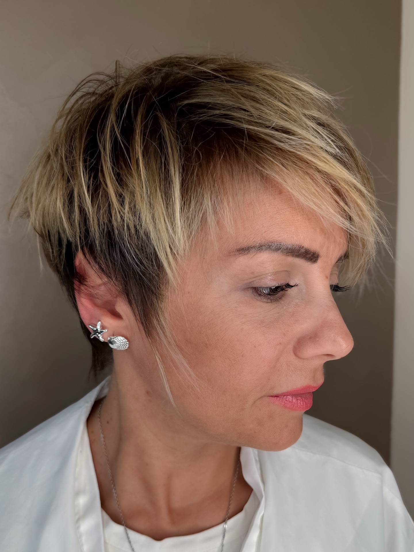 blonde-pixie-with-side-bangs