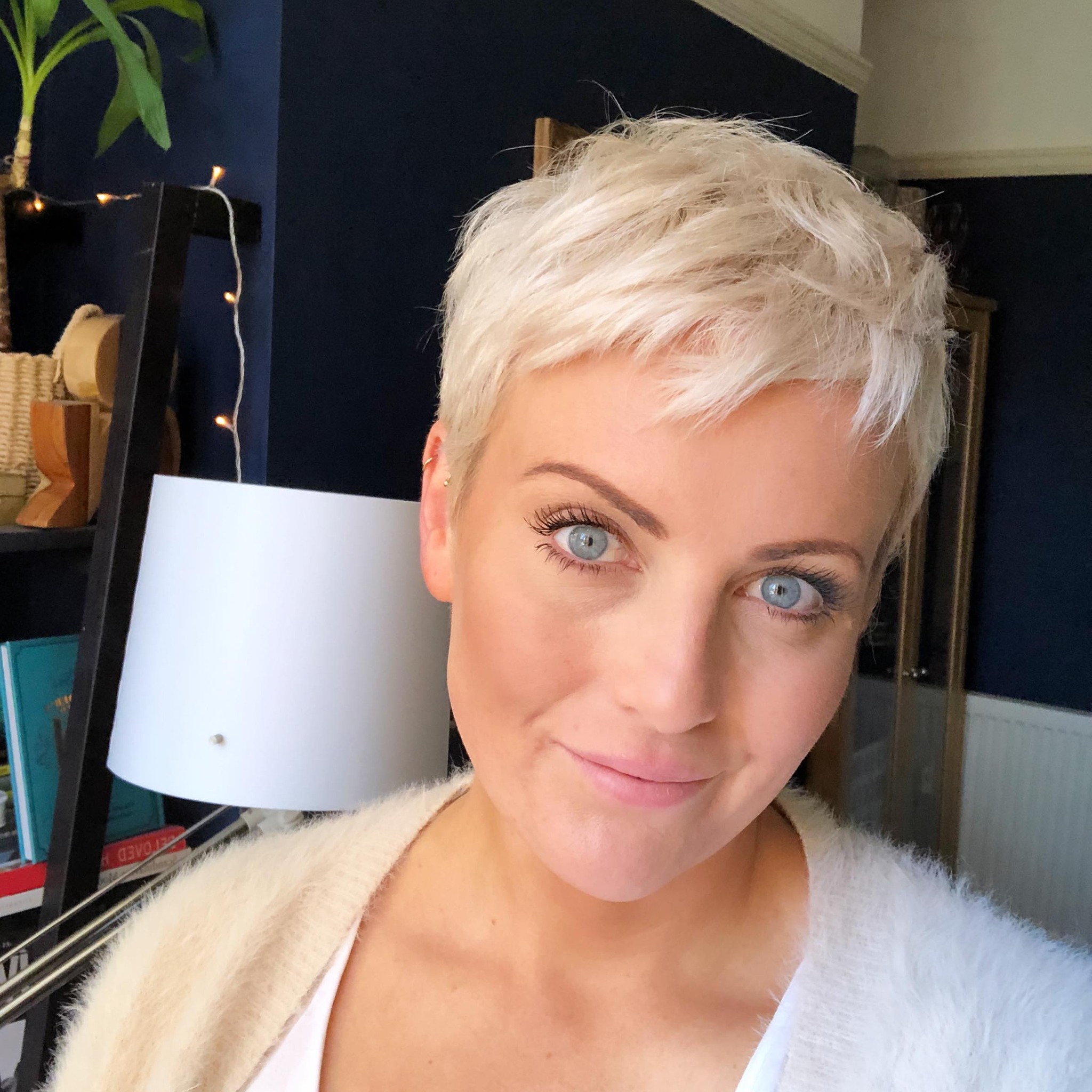 blonde-pixie-with-wispy-bangs