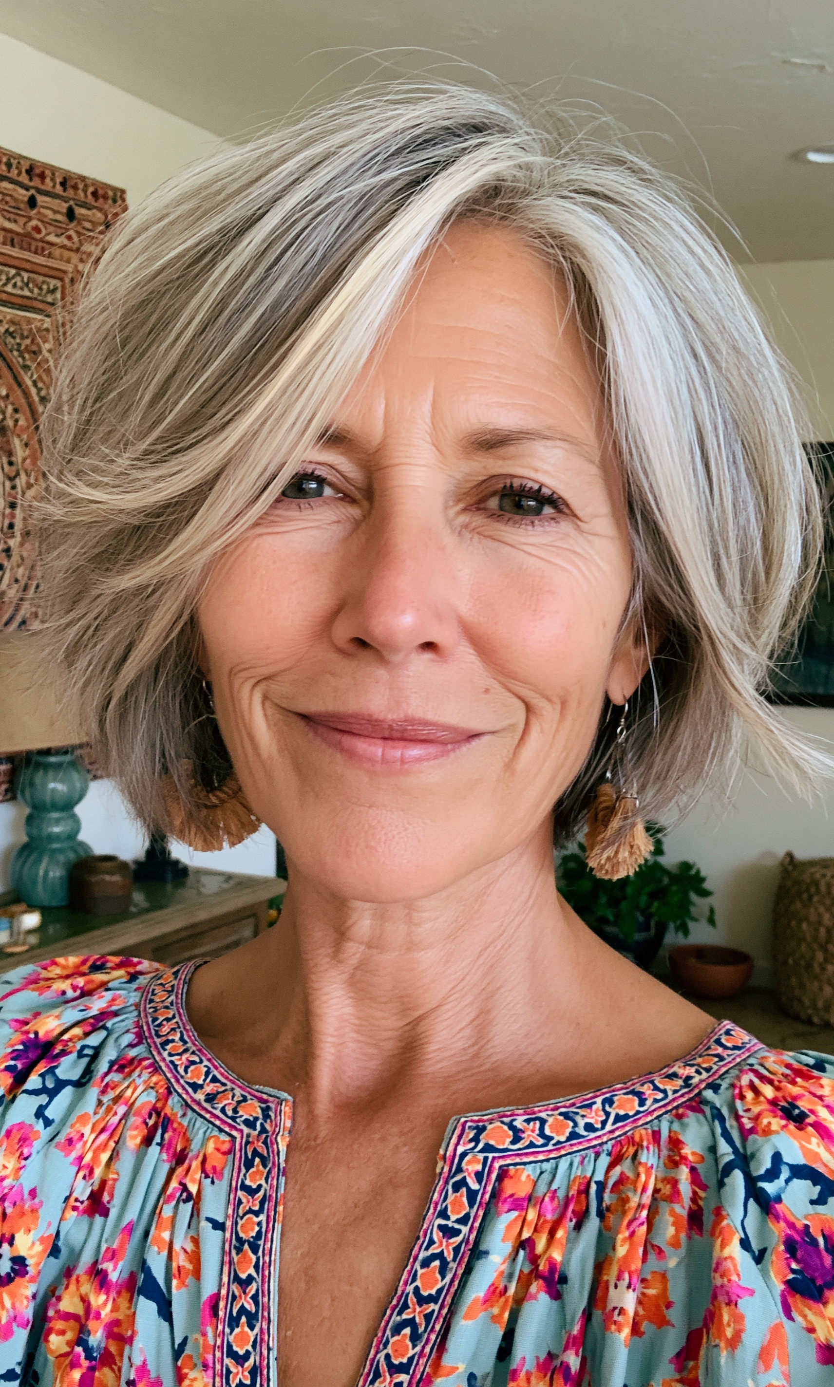 gray-messy-hair-with-layers