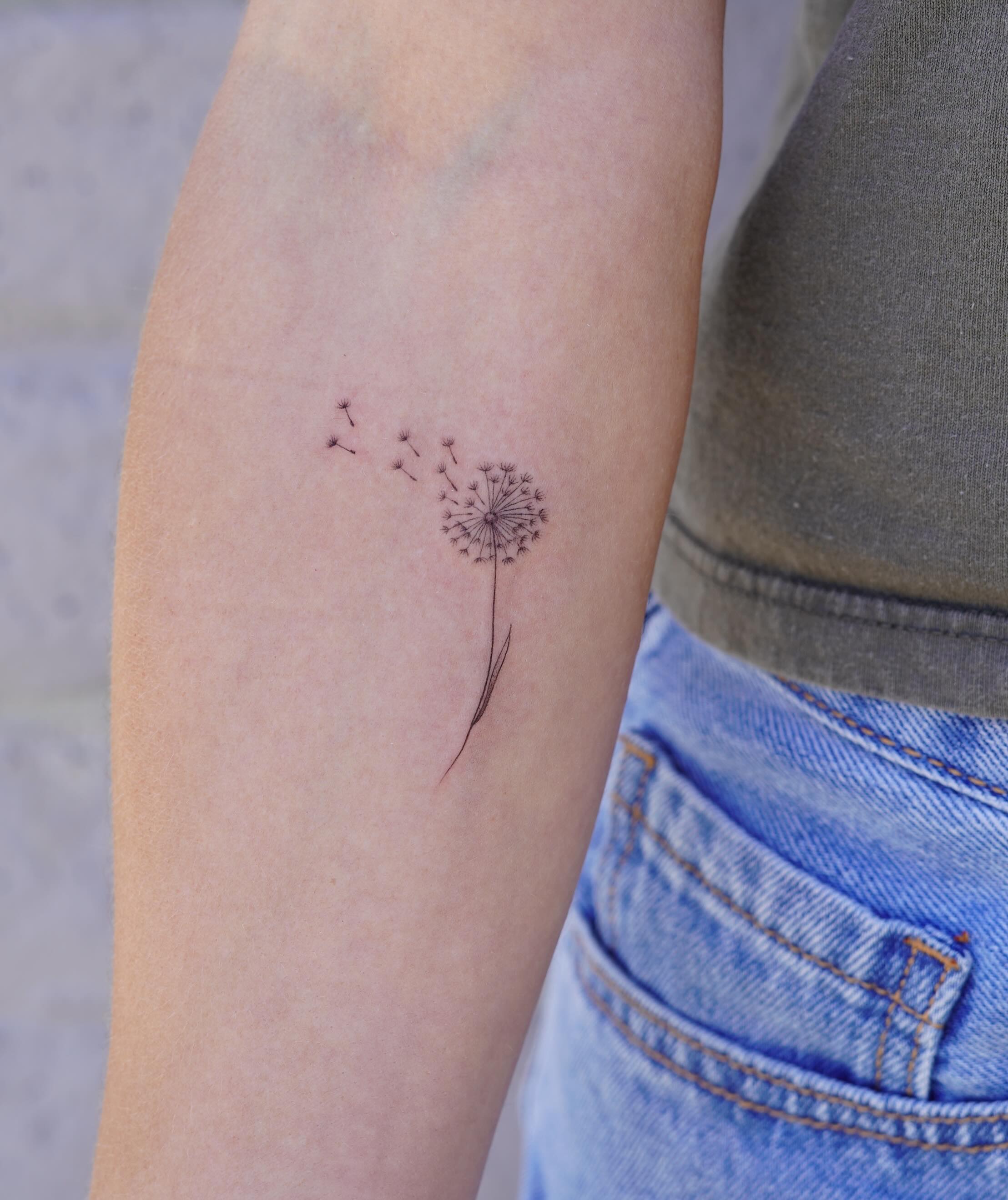 tiny-dandelion-tattoo