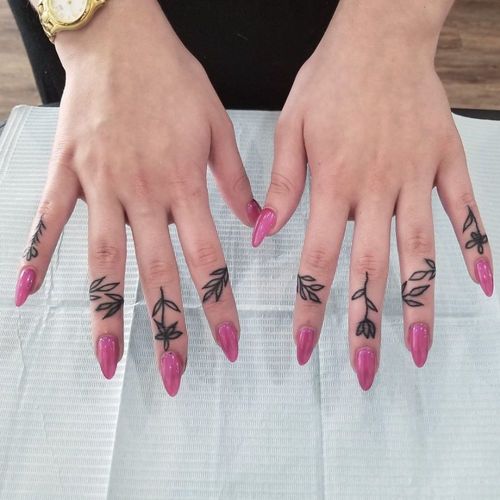 12 Subtle And Dainty Designs For Tattoos On Fingers