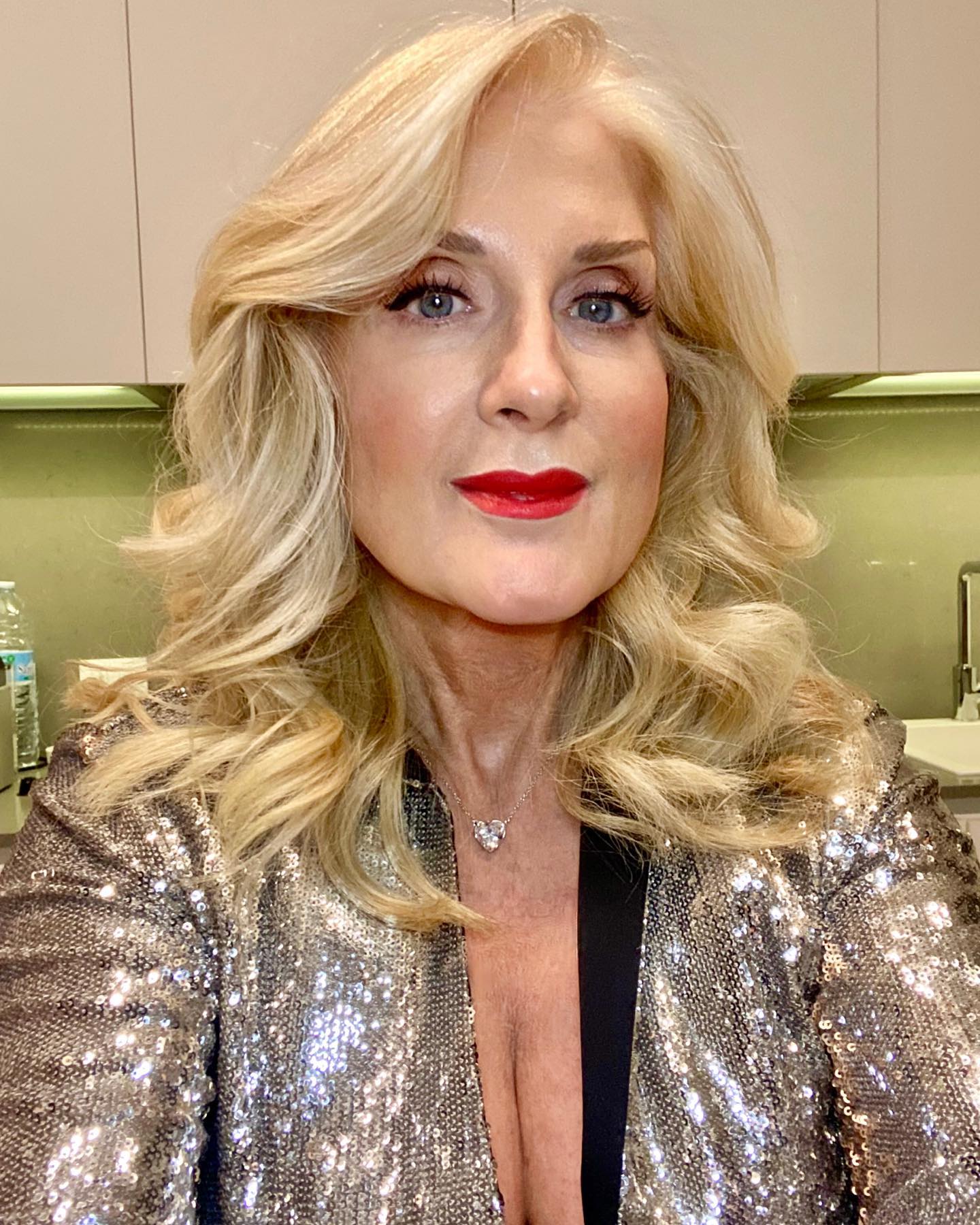 Voluminous Glamour Waves with Side-Swept Bangs