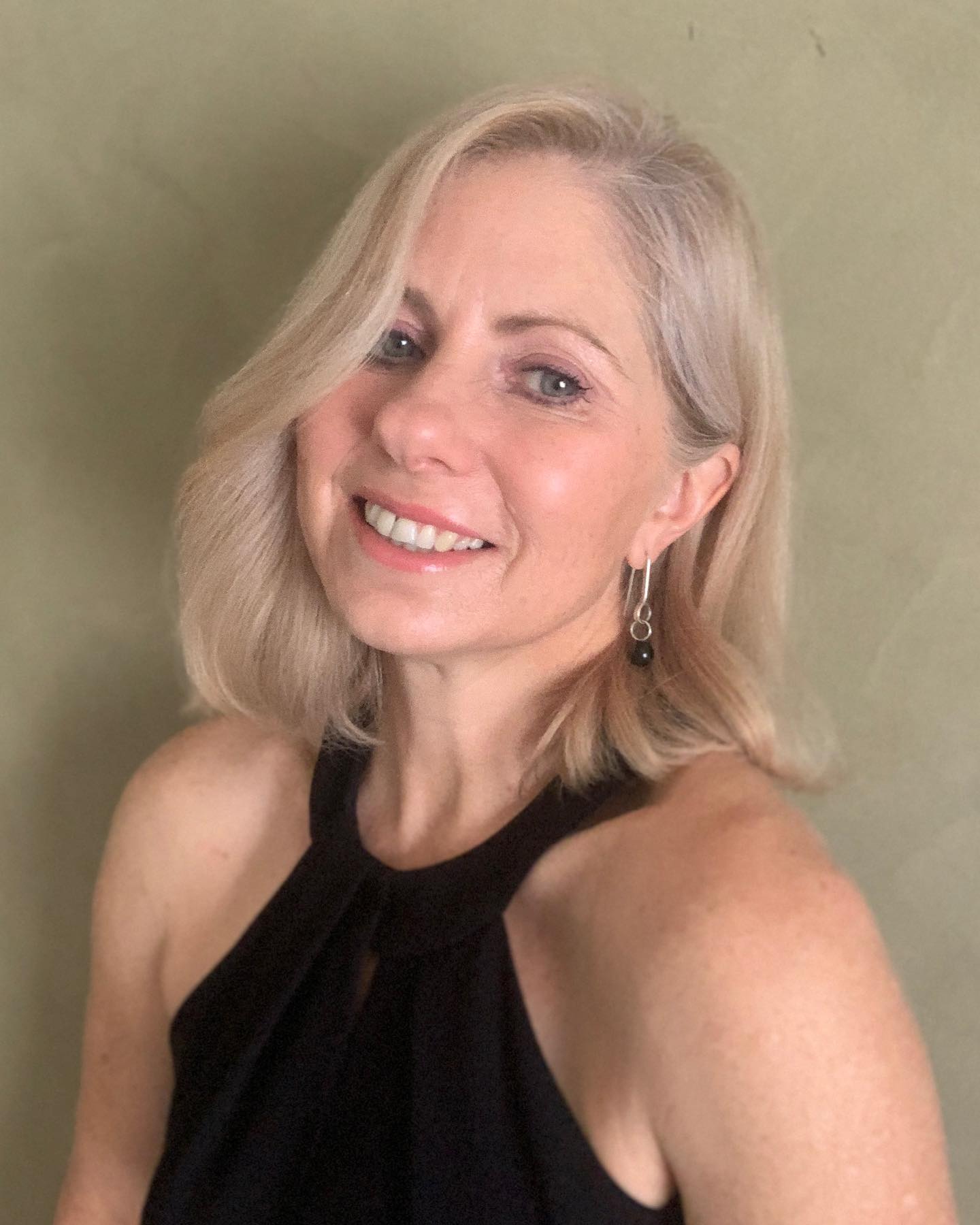 Soft A-Line Lob with Face-Framing Wave