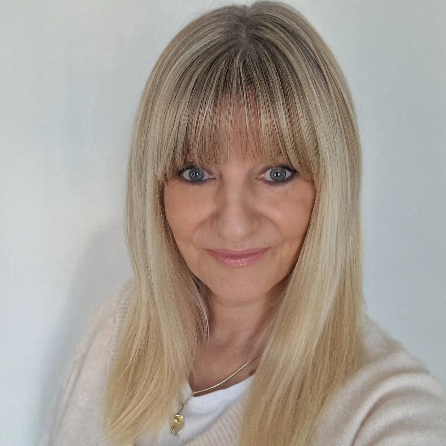 Sleek Platinum Blonde Cut with Full Eyebrow-Length Fringe