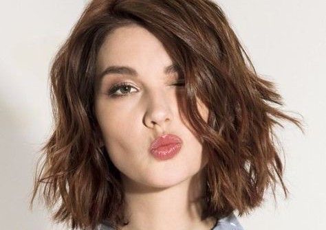 Wavy bob with side part
